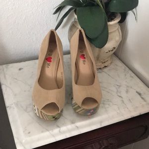 I’m selling a pair of platform shoes.